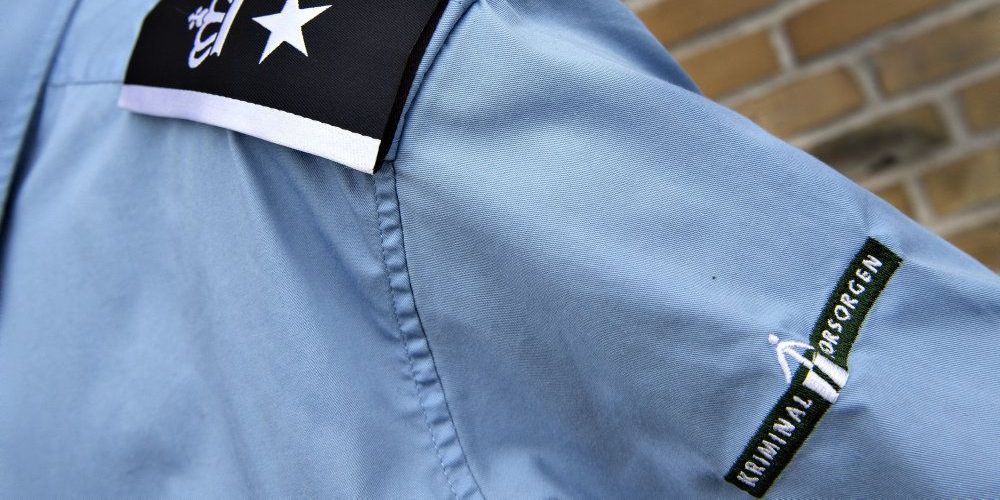 En fængselsbetjents uniform. Det Nationale Forsknings- og Analysecenter for Velfærd - Vive - har for Justitsministeriet lavet en kortlægning over PTSD hos fængselsbetjente og politifolk. (Arkivfoto)