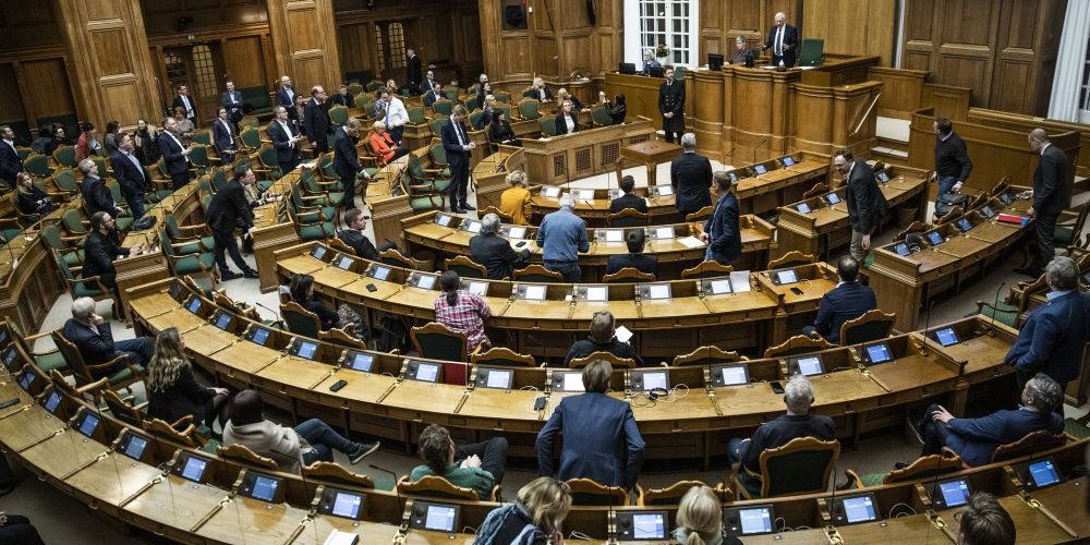 Folketinget har torsdag hastebehandlet og vedtaget regeringens lovpakke med en række vidtgående tiltag, der skal være med til at inddæmme coronavirus i Danmark.