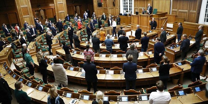 Folketinget hastebehandlede torsdag i sidste uge en lov, som giver sundheds- og ældreminister mulighed for at tage vidtgående værktøjer i brug for at bremse coronasmitte. Tirsdag træder den i kraft.