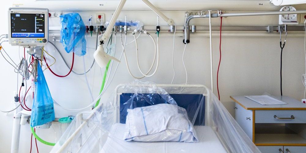 De danske sundhedsmyndigheder vil fra nu af have fokus på de allermest syge patienter, der er smittet med coronavirus. Hvis man kun har milde symptomer, skal man blive derhjemme og klare sig selv. (Arkivfoto)