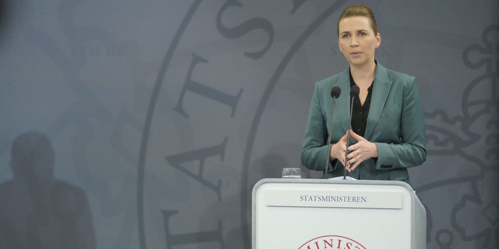 Statsminister Mette Frederiksen (S) siger mandag, at man muligvis skal arbejde eller gå i skole på andre tidspunkter, end man er vant til, når samfundet måske åbner efter påske.