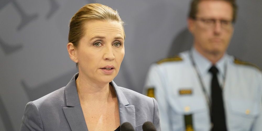 Regeringen forlænger restriktioner og lukningen af store dele af Danmark til 13. april. Spidsbelastning fra coronavirus ventes at indtræffe om fire ugeRegeringen forlænger restriktioner og lukningen af store dele af Danmark til 13. april. Spidsbelastning fra coronavirus ventes at indtræffe om fire uger. Derfor bør danskerne droppe påskeplanerne og blive hjemme.r. Derfor bør danskerne droppe påskeplanerne og blive hjemme, lyder opfordringen fra Mette Frederiksen.