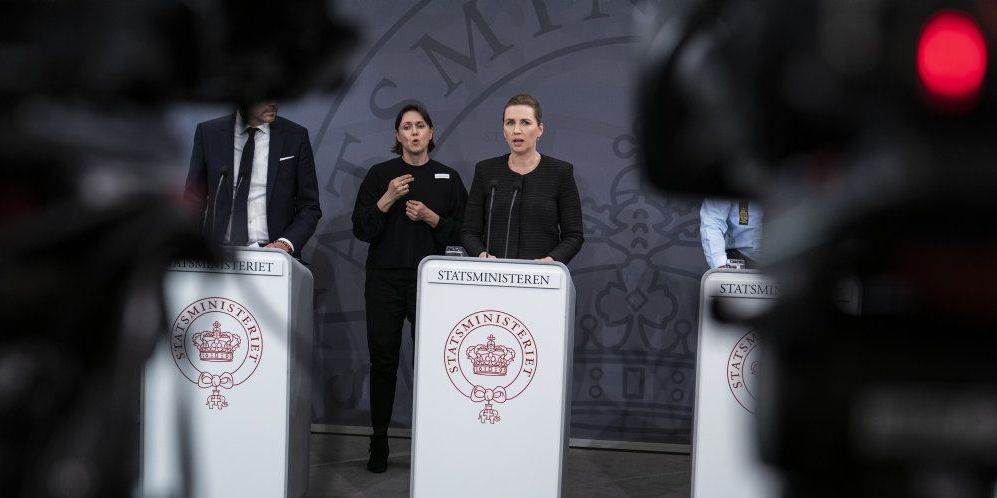 Statsminister Mette Frederiksen (S) orienterede om udviklingen i situationen med coronavirus i Danmark på et pressemøde onsdag aften. Her præsenterede hun et række tiltag, der skal bekæmpe og forebygge coronavirus i Danmark.