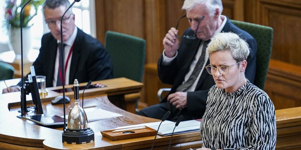 Børne- og undervisningsminister Pernille Rosenkrantz-Theil præsenterede tirsdag et forslag til en hastelov, der giver hende mulighed for at aflyse eller udskyde eksaminerne.
