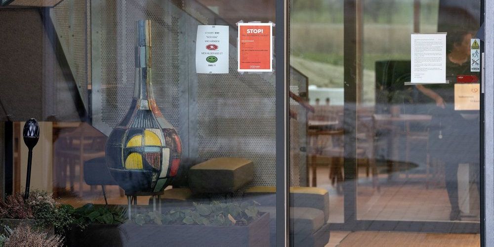 Overalt på plejehjem og ældrecentre mødes pårørende af en seddel på døren: De skal undlade at komme på besøg. Her er det i Gilleleje, hvor en beboer på plejehjemmet Bavne Ager er konstateret smittet.