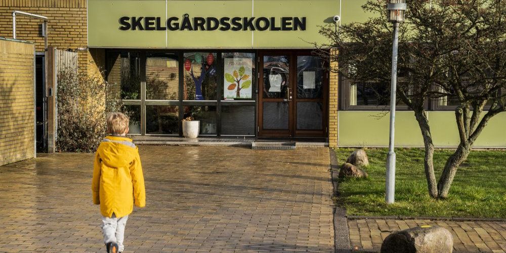 Der var ikke trængsel ved Skelgårdsskolen på Amager torsdag morgen. Fredag kl. 9 åbner en ny telefonlinje i Det Nationale Sorgcenters afdeling for børn, unge og sorg. (Arkivfoto)