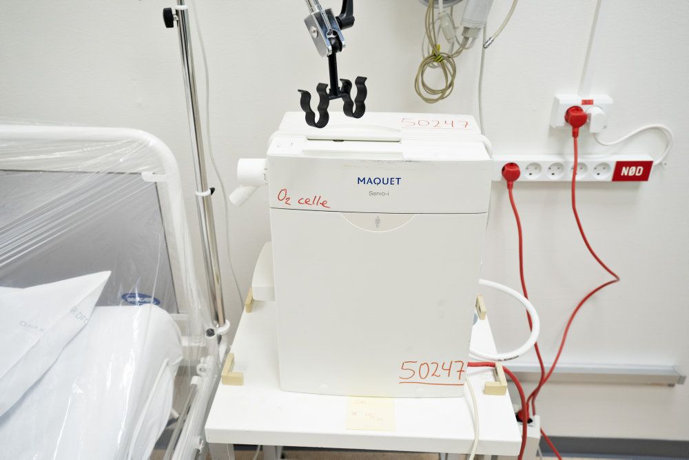 Respiratoren der står en intensivstue Aalborg Universitetshospital er en af mindst 874 respiratorer, der står klar på landets sygehuse, hvor de skal hjælpe coronasyge danskere med at trække vejret.
