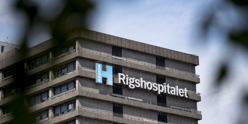 Professor Jens Lundgren fra Rigshospitalets infektionsmedicinske klinik siger i en video til Region Hovedstadens ansatte, at man gerne må gå på arbejde med forkølelse eller hoste, skriver Jyllands-Posten. (Arkivfoto)