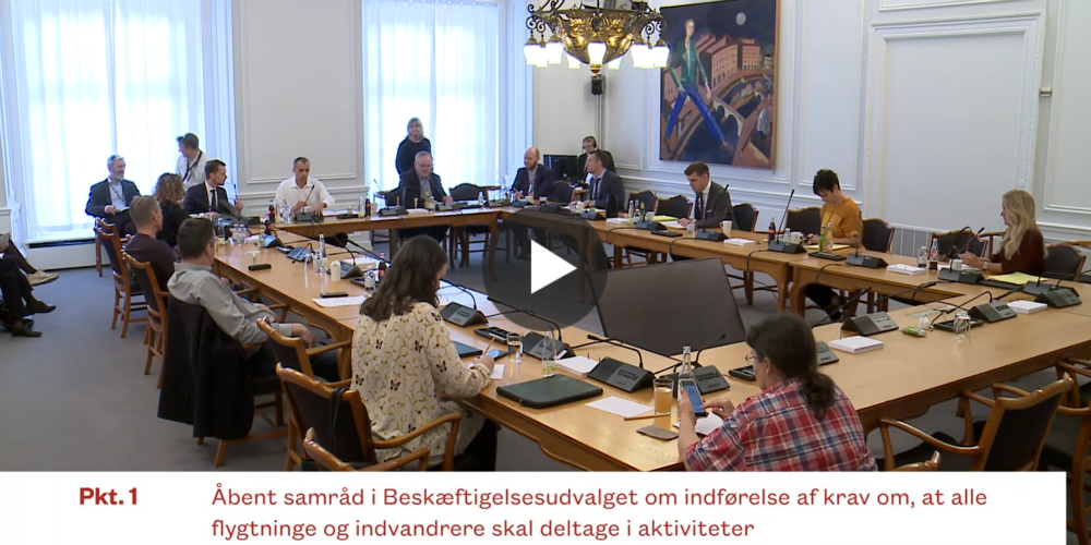 Corona lukker Folketingets åbne samråd for borgere og journalister. De kan følges på TV fra Folketinget. Her kan man se, at politikerne sidder med en afstand til hinanden på cirka en meter.