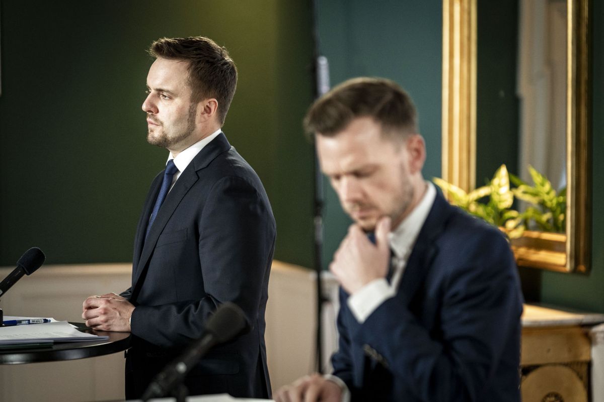 Erhvervsminister Simon Kollerup og beskæftigelsesminister Peter Hummelgaard Thomsen ved den teknisk gennemgang af hjælpepakker i Finansministeriet den 19. marts 2020..