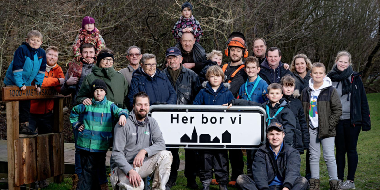 For at søge Her bor vi-puljen skal projektet have en stærk relation til et mindre dansk bysamfund med 200 – 5.000 indbyggere og indeholde aktiviteter, der foregår i eller ved byen.