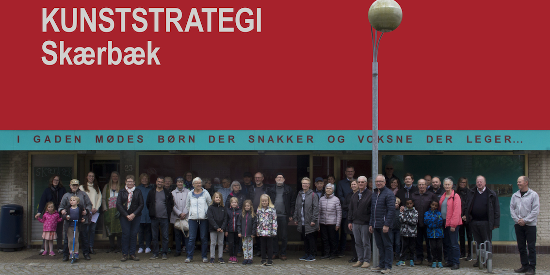 Som en integreret del af kunststrategien udviklede kunstneren Cai Ulrich von Platen en række kunstprojekter, der alle gik i dialog med Skærbæk og Skærbæks borgere. I anledningen af en byvandring, der markerede afleveringen af kunststrategien, bearbejdede kunstneren en lukket blomsterbutiks facade i byens centrale handelsgade. I vinduerne blev en række fundne fotografier af optog og andre kreative indslag i Storegade gennem tiden præsenteret.