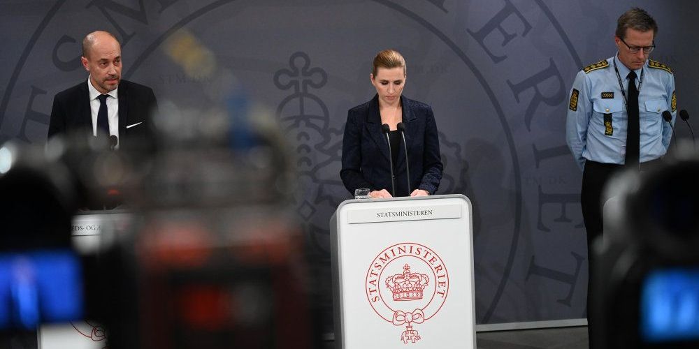 Statsminister Mette Frederiksen (S) holder pressemøde om coronavirus. Hun annoncerer blandt andet, at det ikke længere vil være tilladt at samle sig til arrangementer, begivenheder eller aktiviteter med flere end ti personer.