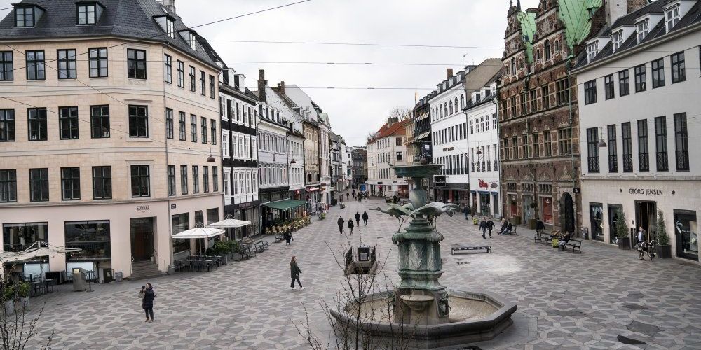 egeringen varslede i sidste uge, at en lang række virksomheder skulle lukke for at begrænse smitten af coronavirus - fx shoppingcentre, restauranter, barer, natklubber, fitnesscentre, frisører, solcentre, tatovører og vandpibecaféer. (Arkivfoto)