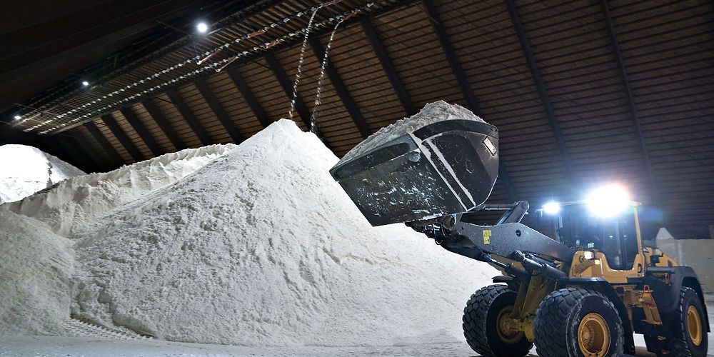 Milliardbesparelser på især løn, udlændinge og administration præger de kommunale regnskaber. Og så sparede man en kvart milliard på saltning og snerydning. Her hober saltet sig i stedet op hos Dansk Salt i Mariager. Foto: Henning Bagger/Ritzau Scanpix