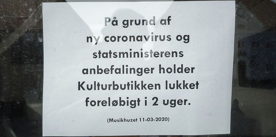 Kulturlivet i Danmark lider under coronakrisen og nu begynder forskellige hjælpepakker fra Folketinget at ankomme.