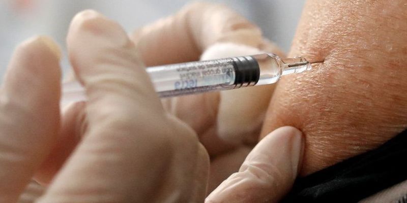 En ny vaccinationspakke skal i sidste øjeblik medvirke til at forhindre, at sundhedsvæsen overbelastes under udbruddet af coronavirus i Danmark.