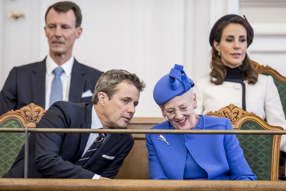 Dronning Margrethe deltager hvert år i Folketingets åbning. Her ses hun sammen med kronprins Frederik, prins Joachim og prinsesse Marie på Christiansborg. (Arkivfoto)