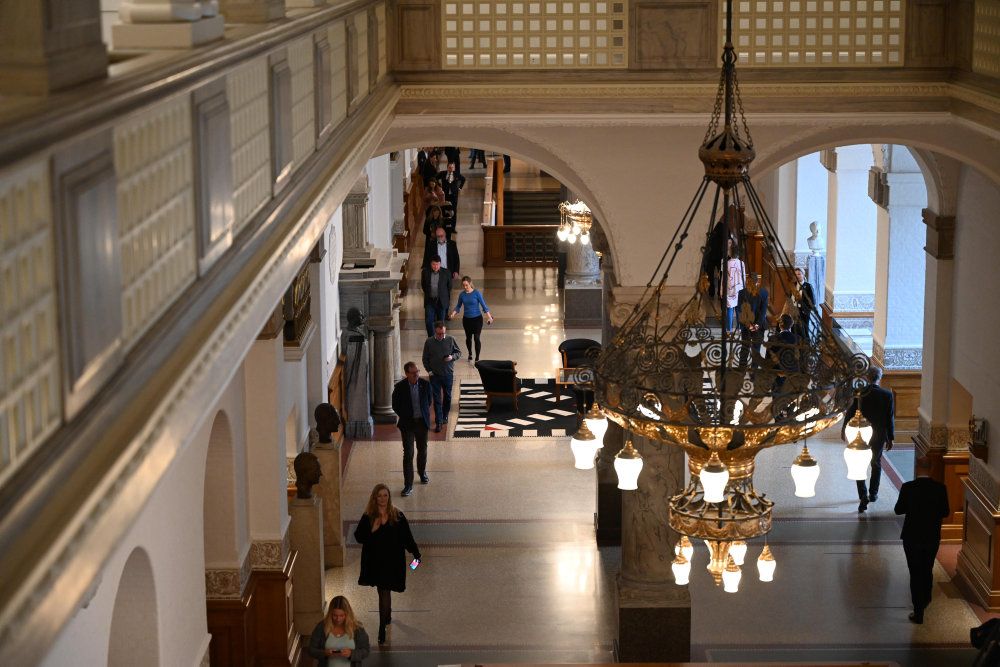 En efter en bevægede folketingspolitikerne sig torsdag ind i Folketingssalen for at stemme med behørig afstand på grund af risiko for coronasmitte.