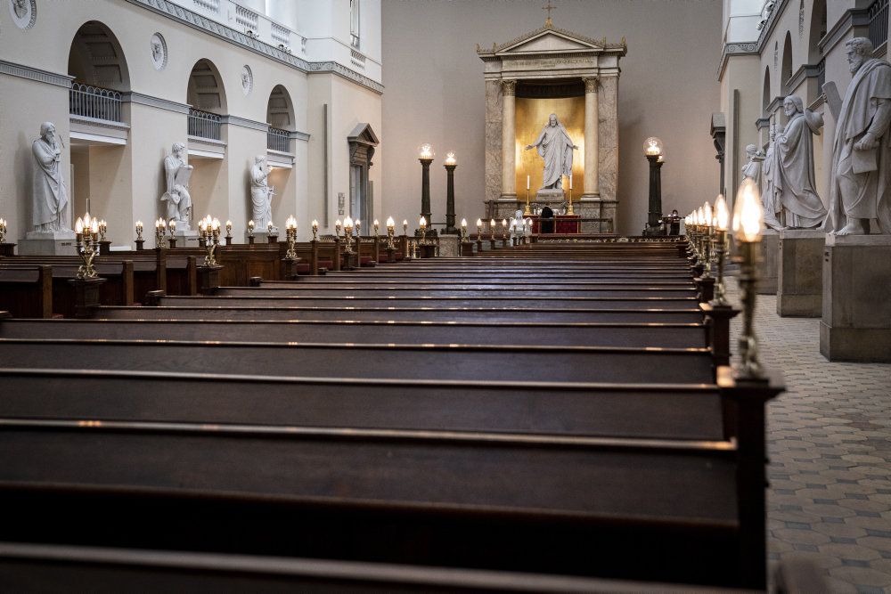 Efter et møde med landets biskopper mener kirkeminister Joy Mogensen (S) nu, at Folketinget bør droppe overvejelserne om at holde kirkerne åbne. Onsdag lød det ellers, at regeringen arbejdede på at gøre det muligt at genåbne kirker i et begrænset omfang.