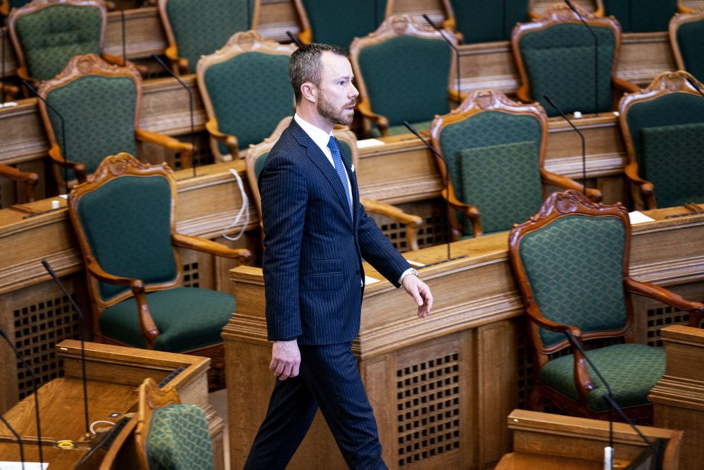 Venstres formand, Jakob Ellemann-Jensen er klar til at forhandle med finansminister Nicolai Wammen (S) om øget økonomisk støtte til landets virksomheder, der er hårdt ramt af coronaudbruddet (Arkivfoto).