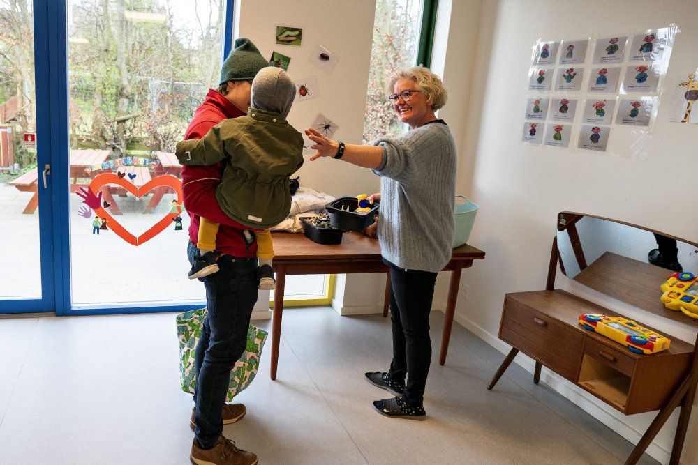 Onsdag genåbnede de første børnehaver, daginstitutioner og skoleklasser i landet.