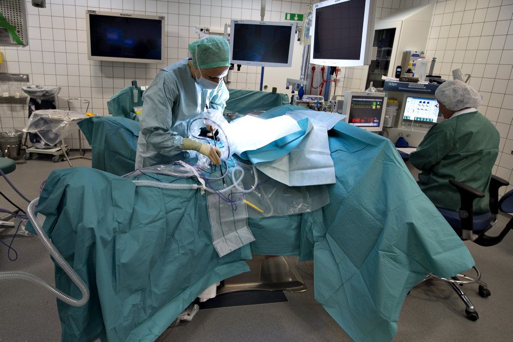 Det er uvist, hvor mange operationer, der er aflyst under coronakrisen. En professor vurderer, at det handler om 25.000-30.000 operationer. (Arkivfoto).