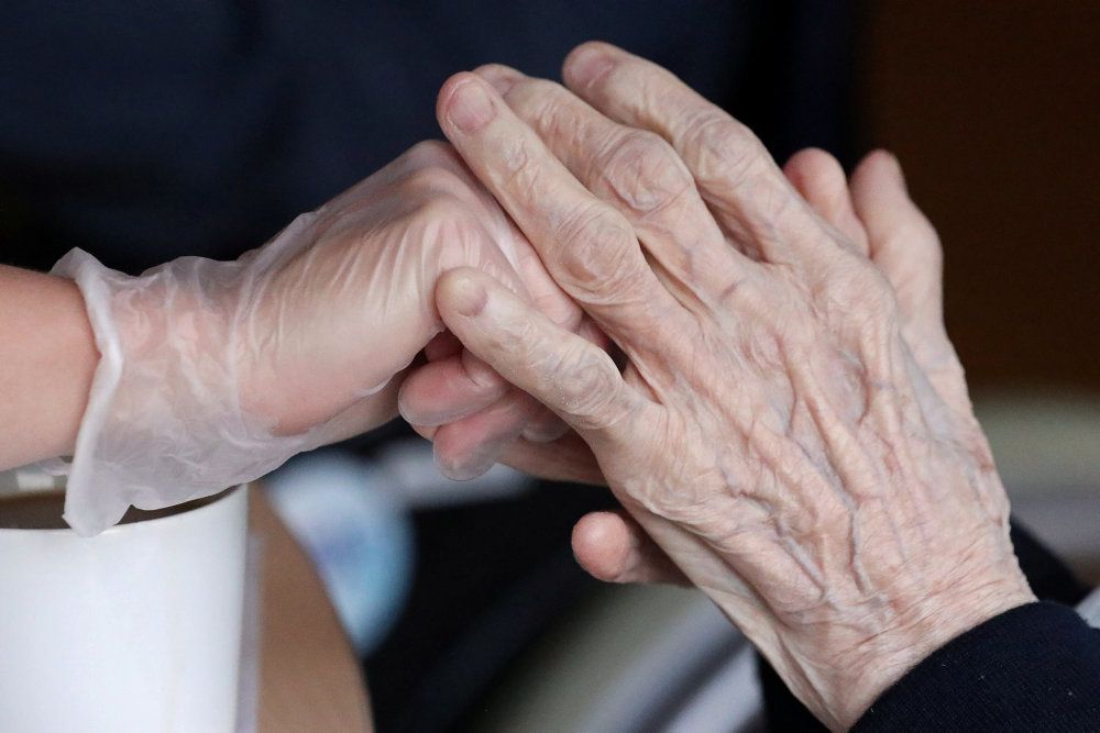Ældreplejen i halvdelen af landets kommuner er ramt af coronavirus. (Arkivfoto)
