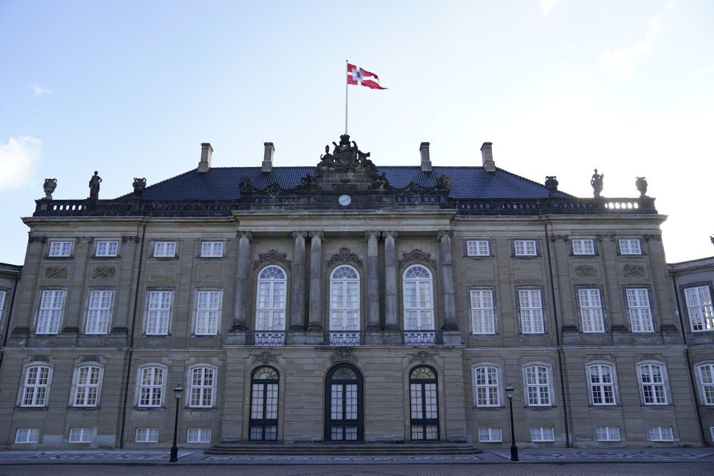 Der flages i anledning af dronning Margrethes fødselsdag i København. Fejringen af dronningens 80-års fødselsdag er aflyst på grund af frygt for smitte med coronavirus.
