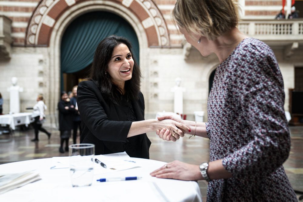 Billede fra en grundlovsceremoni på Københavns Rådhus 25. februar 2020, inden coronavirusset brød ud i Danmark. Her underskriver Swati Joshi erklæringen og udveksler håndtryk med beskæftigelses- og integrationsborgmester Cecilia Lonning-Skovgaard (V).