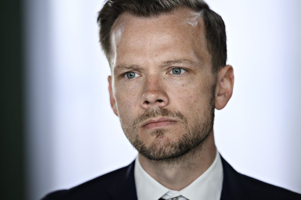 lovforslaget om retten tidlig pension er blandt de 39 lovforslag, som regeringen udskyder som følge af corona-krisen. Beskæftigelsesminister Peter Hummelgaard (S) vil dog fortsat arbejde for at indgå en politisk aftale i efteråret, så den differentierede pensionsalder kan træde i kraft fra 2021 som planlagt.