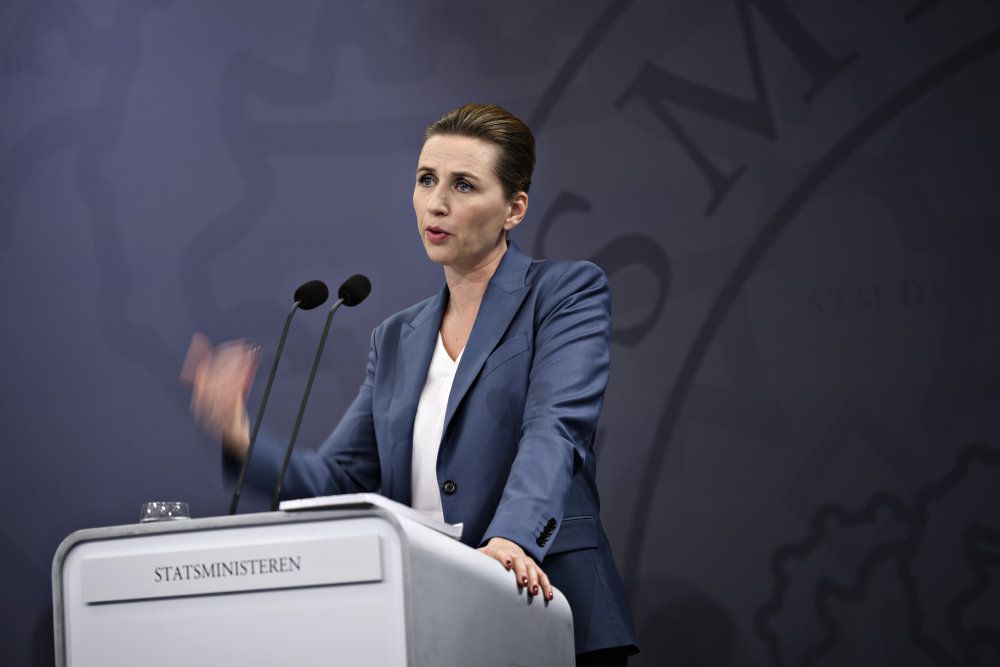 Statsminister Mette Frederiksen (S) oplyser torsdag, at regeringen udskyder en lang række lovforslag, der skulle være faldet inden sommer.