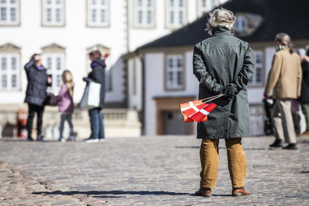 Dronning Margrethe holdt sin tale fra Fredensborg Slot, hvor danskere var mødt op med flag for at markere hendes fødselsdag. De stod dog med behørig afstand på grund af coronavirus.