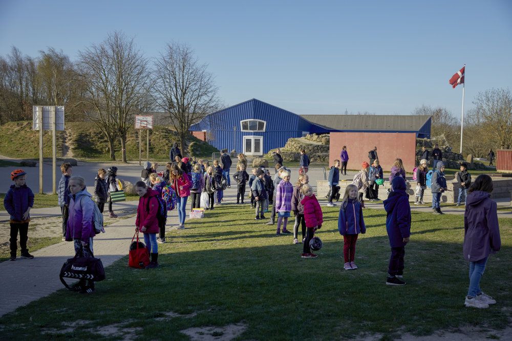 Børn fra 0.-5. klasse er igen startet i skole, efter frygt for coronavirus og lukkede Danmark ned.