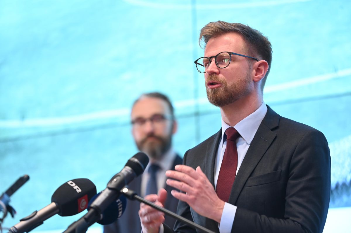 "Det får afgørende betydning for de danskere, der rejser på den strækning. Vi kommer hurtigere frem," siger transportminister Benny Engelbrecht (S) fredag.