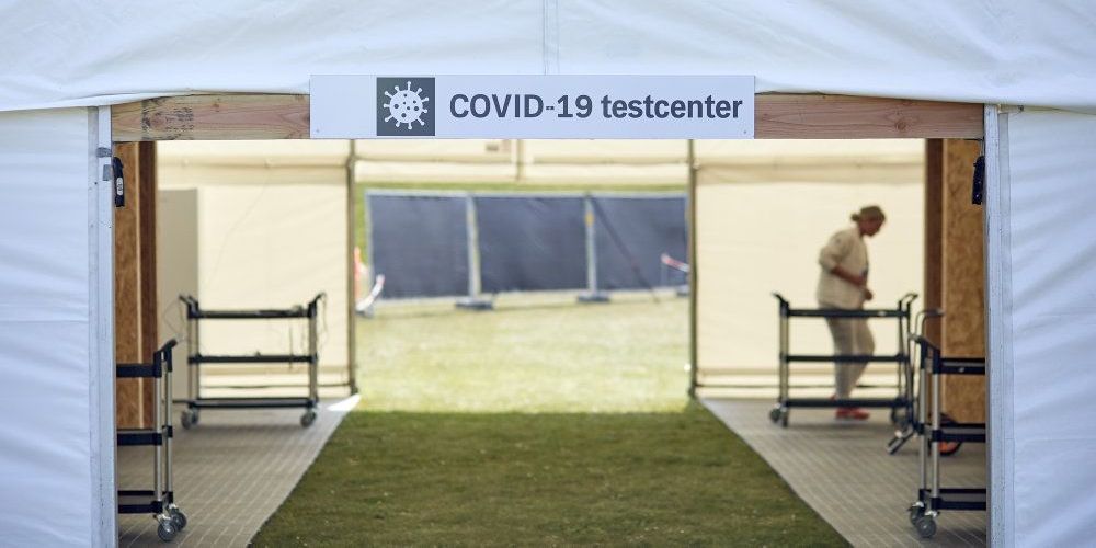 Testtelte skyder i øjeblikket op landet over. Danmark vil nu teste langt flere end hidtil. (Arkivfoto)
