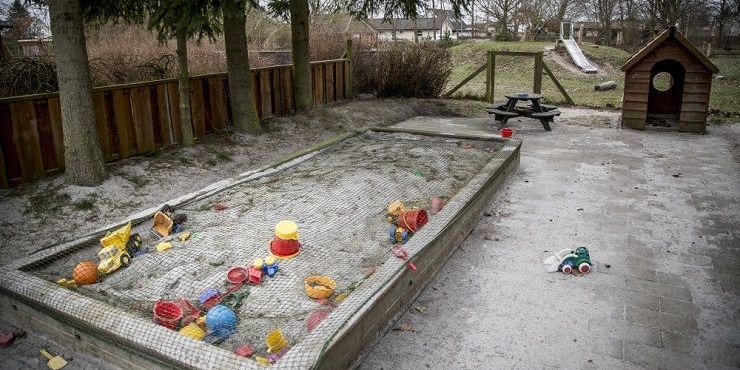 Flere kommuner har mandag meldt ud, at børn, som bor med coronasmittede personer, ikke bør møde op i daginstitutioner og skoler. Det har fået regeringen til at skifte kurs. (Arkivfoto)