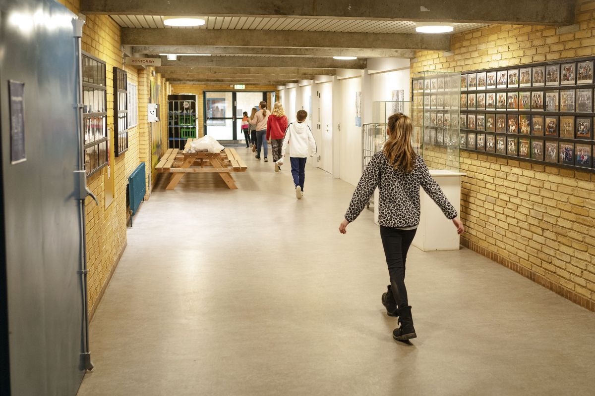 En forandret skole. En genåbnet klasse i gåsegang på vej mod håndvask