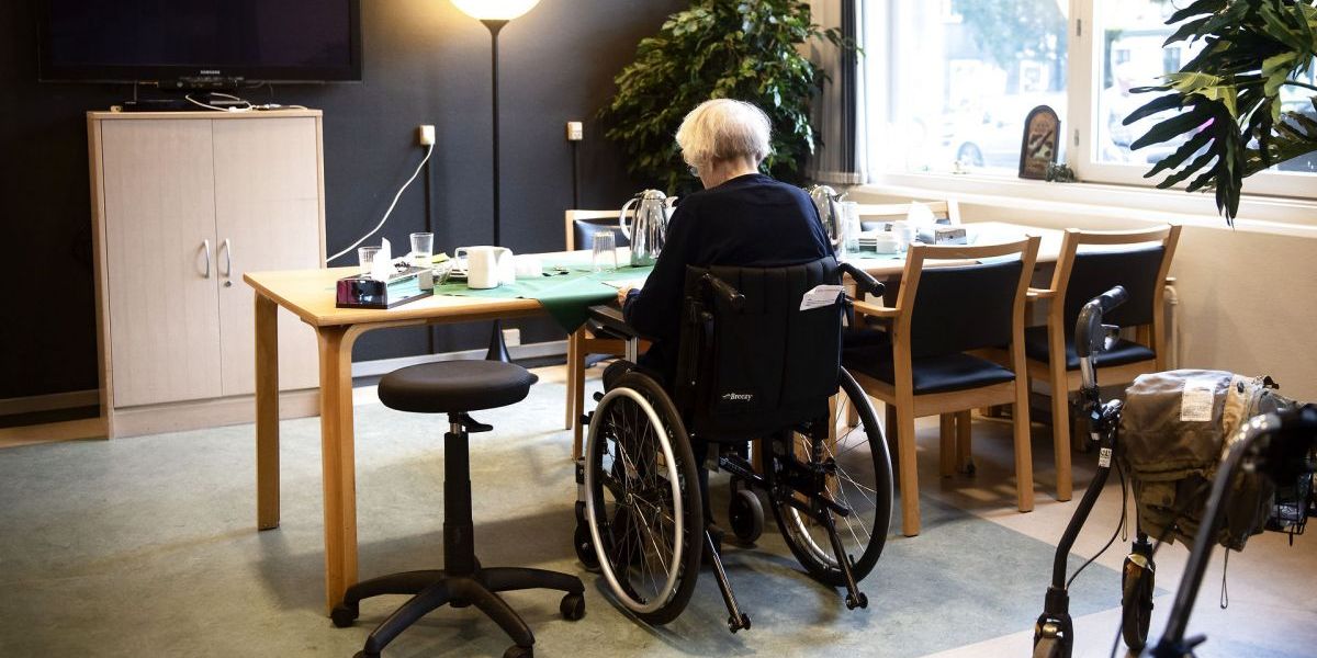 Beboere på plejehjem føler social isolation, ensomhed og er mindre fysisk aktive, efter at det blev forbudt at få besøg på grund af coronavirusset. Det er oplevelsen hos Danske Ældreråd og Ældre Sagen, som ønsker reglerne for besøg slækket