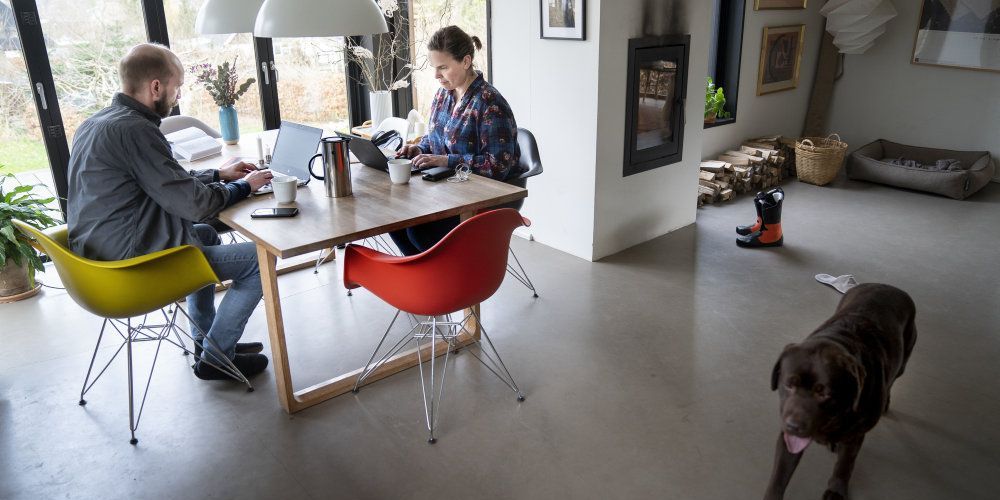 Mange danskere arbejder hjemmefra under coronakrisen. Flere ledere overvejer at gøre mere brug af hjemmearbejde for medarbejdere - også når coronakrisen er overstået. (Arkivfoto)