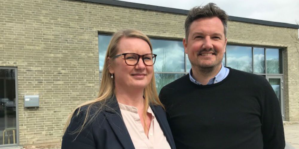 (Arkiv) Ungestrategien i Hjørring blev planlagt i samarbejde mellem beskæftigelses og børne- og undervisningsudvalgene. Her er de to udvalgsformænd ved en stor konference med kommunale og private samarbejdspartnere i april sidste år. Det er Mai-Britt Beith til venstre og Thomas Klimek til højre.