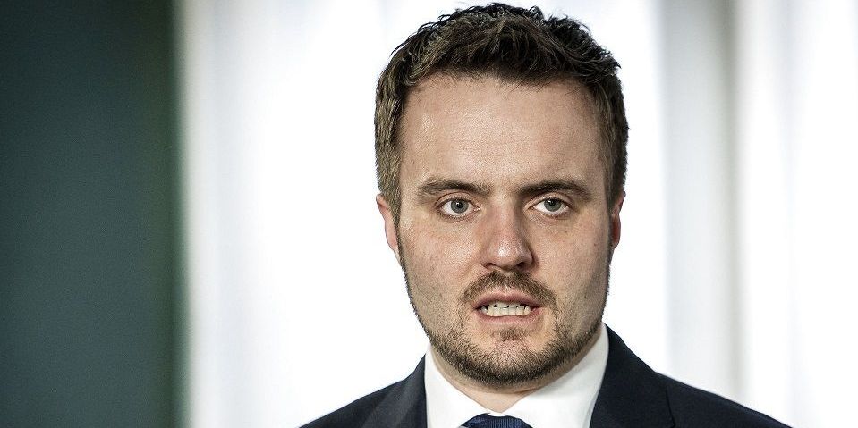 Erhvervsminister Simon Kollerup (S) erkender, at det er en kamp mod uret at få støttepakkerne til at virke hurtigst muligt. (Arkiv)