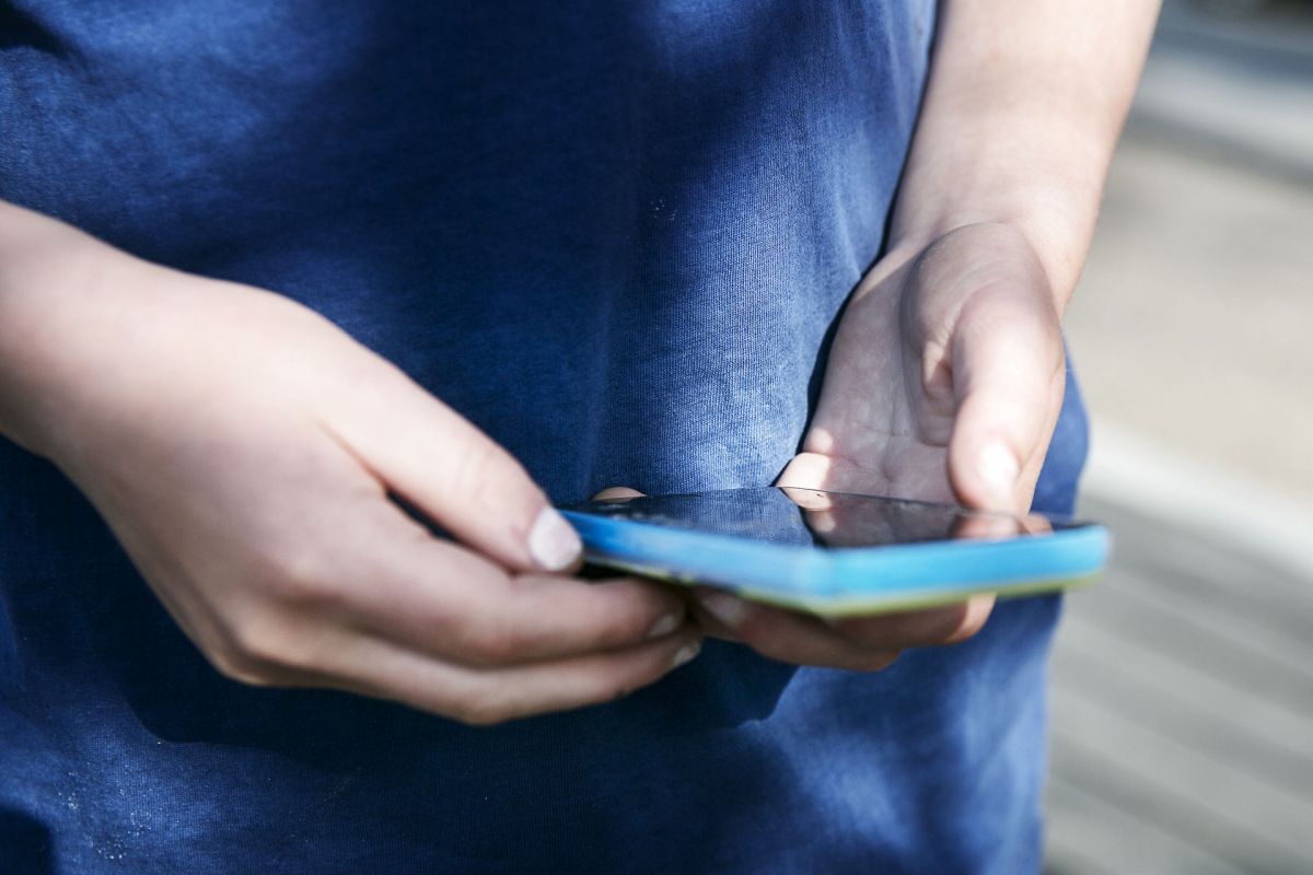 Maike Raaghauge stiller spørgsmålet. Mobilen en bakteriebombe eller en løsning