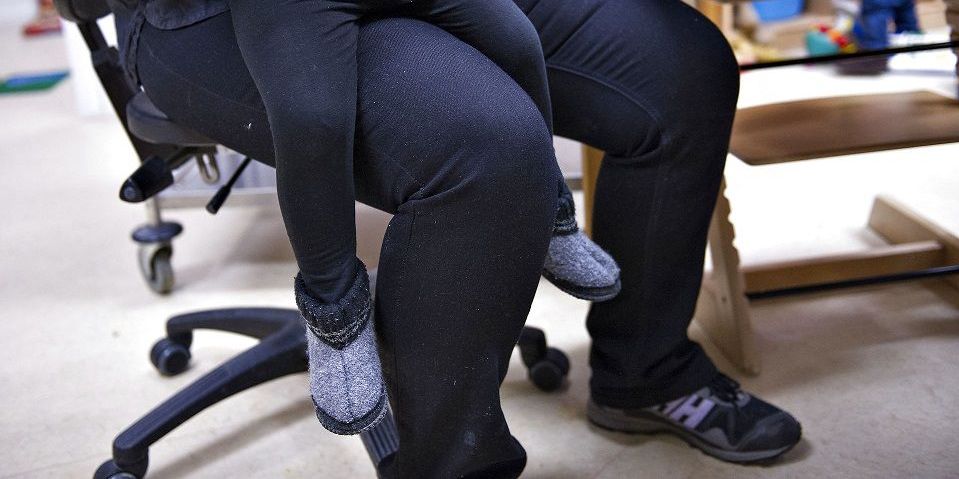 Store kommuner sadler om og følger nu Sundhedsstyrelsens retningslinjer om at sende pædagoger på arbejde, selvom der er coronasmitte i hjemmet. Mindre kommuner holder dog fast. (Arkivfoto)