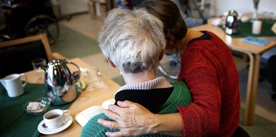 Der findes ingen samlet opgørelse over coronadødsfald på plejehjem i Danmark, men Statens Serum Institut skønner, at epidemien har kostet mindst 50 ældre plejehjemsbeboere livet. (Arkivfoto)