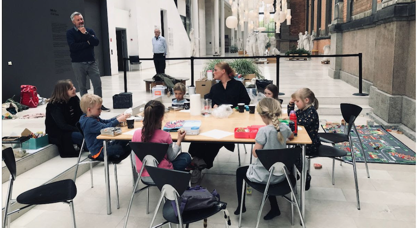 Kulturminister Joy Mogensen og Københavns børne- og ungdomsborgmester Jesper Christensen kom på besøg, da børnene fra Martha Hjemmet havde første dag på SMK.