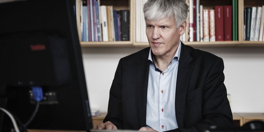 (Arkiv) Underdirektør i Dansk Arbejdsgiverforening (DA) Erik Simonsen vil ikke afvise, at dagpengeperioden kan forlænges igen, når nulstillingen skal ophæves i juni.