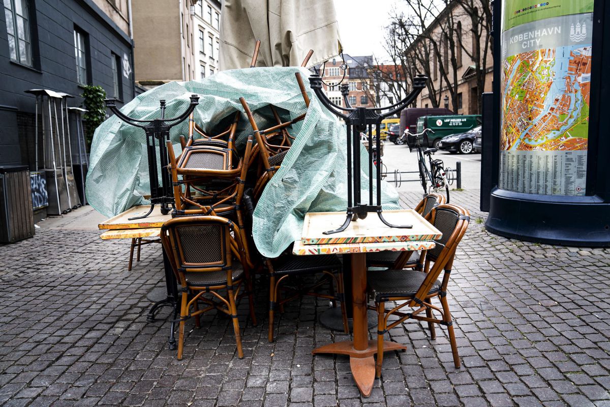 Københavns Kommune vil bl.a. bruge penge på at få øget gang i servering udendørs. Det sker for at hjælpe cafeer og restauranter, når de genåbner for udendørs-servering på mandag.