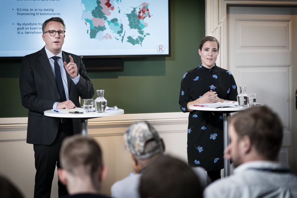 Den tidligere VLAK-regering lykkedes ikke med at få en udligningsreform vedtaget, men det har hele tiden været en topprioritet for S-regeringen. Her præsenterer Morten Bødskov (S) og Astrid Krag (S) regeringens første udspil til reformen i januar. (Arkivfoto)