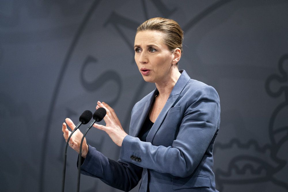 Statsminister Mette Frederiksens (S) undskyldning til de 22 såkaldte eksperimentbørn fra Grønland lader vente på sig grundet coronakrisen. (Arkivfoto)